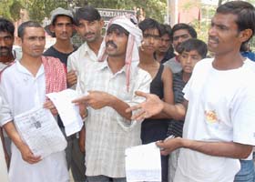 Duped at the hands of Dr Ashok Jadeja, members of the Sansi Samaj lodging a protest outside the Mini-secretariat in Bathinda