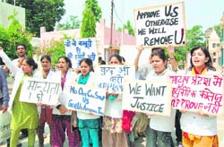 Junior doctors of Gurukul Ayurveda College demand accreditation for 2008-09 session in Haridwar