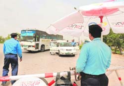 Pakistani policemen search vehicles at a security checkpoint on the outskirts of Islamabad on Monday. 