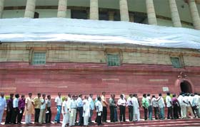 People queue up outside the Parliament House to see the proceedings of the 15th Lok Sabha in New Delhi