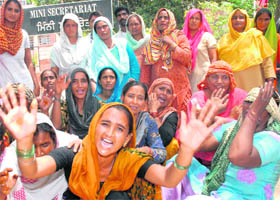 Victims of conman Jadeja protest in Bathinda on Monday.