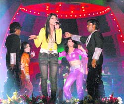 Singer Himani Kapoor performing on the first day of the summer festival at Shimla 