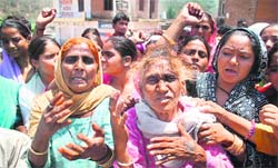 Rajeev Nagar slumdwellers protest against their duping by Ashok Jadeja in Jammus Narwal area