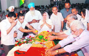 Family members pay tributes to Baba Bilga at Desh Bhagat Yadgaar Hall  in Jalandhar on Wednesday.