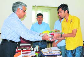 Divisional commissioner DPS Nagal honours Nitin Jain in Gurgaon.