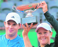 Liezel Huber (R) and Bob Bryan with the trophy on Friday.
