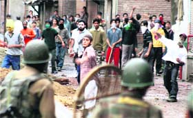 Protesters pelt security personnel with stones in Srinagar