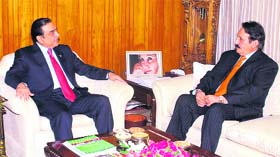 Pakistani President Asif Ali Zardari (left) talks to Supreme Court Chief Justice Iftikhar Muhammad Chaudhry during a meeting in Islamabad