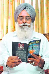Harbhajan Singh Brar with his book, "Sanjha Aar Paar Diya", in Jalandhar