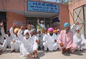 In protest against the alleged high-handedness of the store X-En of the PSEB, activists of the Bharti Kisan Union (Ekta) Ugrahan gheraoed his office located at Power House road in Bathinda