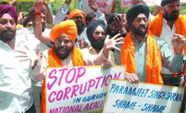 Activists of the National Akali Dal protest against alleged corruption in the Delhi Sikh Gurdwara Prabandhak Committee in New Delhi on Wednesday.