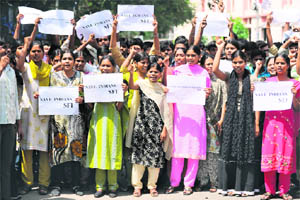 Members of the All-India Students Federation protest in Hyderabad against attacks on Indian students in Australia