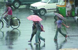 Rain in the evening brought down temperature in New Delhi 