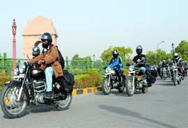 Participants of Himalayan Odyssey Royal Enfield 2009 rally from New Delhi to Khardung La, world's highest motorable road, cross the India Gate in New Delhi