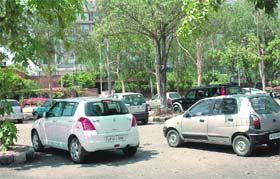 A free parking lot located opposite Hotel Taj GVK at Sector 17 in Chandigarh.