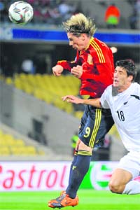 Spanish Fernando Torres (L) fights for the ball with New Zealands Andy Boyens in Rustenburg
