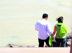 A couple on the banks of the Chenab in Akhnoor.