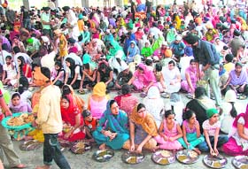 Devotes partake langar at gurdwara Dukh Niwaran Sahib in Ludhiana