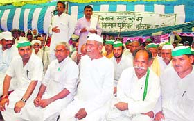 Mahendra Singh Tikhait (centre) at the concluding day of the Kisan Kumbh in Haridwar