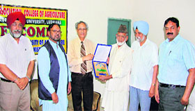 Prof Hafiz Abdul Qayyum being felicitated by PAU vice-chancellor Dr MS Kang during a visit by a Pakistan delegation in Ludhiana.