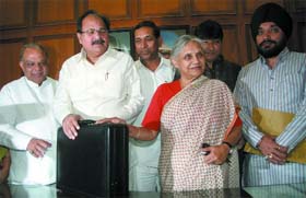 Chief Minister Sheila Dikshit and finance minister A.K. Walia with Mangat Ram Singhal, Rajkumar Chauhan, Harun Yusuf and Arvindar Singh Lovely at the Delhi Vidhan Sabha