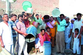 Residents of Indira Colony protest against the MC over non-supply of water