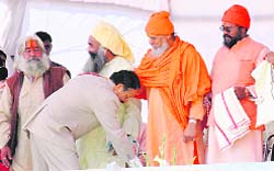 Khanduri seeks the blessings of Hindu saints after taking oath