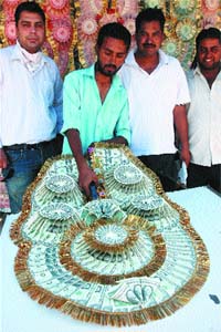 A garland manufacturer shows his product