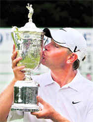 Lucas Glover kisses the winner's trophy after his two-stroke victory at the 109th U.S. Open on Monday in New York.