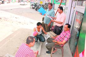 People prefer to sit outside due to power cut in Khanna
