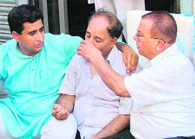 Relatives console the father of the deceased in Ludhiana
