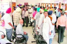 Heavy rush witnessed at the Suvidha Kendra.