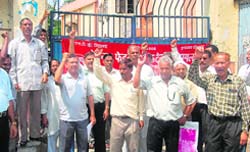 BSNL workers hold a protest in Dehradun