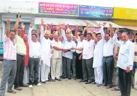 Commission agents protest in front of the grain market in Ahmedgarh