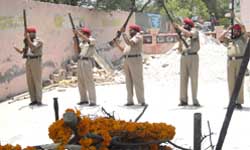 The cops trying to use .303 bore rifle during the state funeral of INA soldier Budh Singh in Abohar 