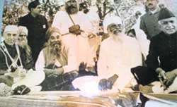 Pandit Jawahar Lal Nehru, Maulana Habib-ur-Rehman Ludhianvi, Mastar Tara Singh, Satguru Pratap Singh and Saifuddin Kitchlu at a convention at Bhaini Sahib in 1931. 