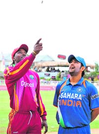 Howzzat: West Indies Chris Gayle (L) and Indias MS Dhoni will be looking to take the lead in the third ODI on Friday