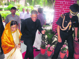 President Pratibha Patil enters Raj Bhavan with Governor BL Joshi 