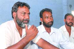 Pendu Mazdoor Union President Tarsem Peter addresses mediapersons in Jalandhar 