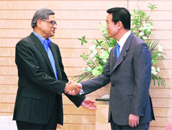 Indias Foreign Minister SM Krishna (left) meets Japans Prime Minister Taro Aso in Tokyo 