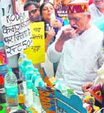 Lyricist Gulzar, obviously in fursat ke pal mein, eating paan on the Mall in Shimla
