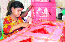 A Muslim girl in Jwalapur makes kanwars.