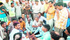 Small traders protest against their displacement from the mela zone in Haridwar
