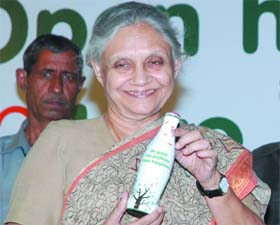 CM Sheila Dikshit unveils a green drink launched by Coca Cola India in New Delhi