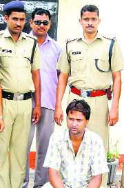 A smuggler who was caught with leopard hide in custody of the Haridwar police. 