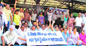 Residents of ward No. 22 stage a dharna at the Municipal Corporation’s zone A office in Ludhiana on Wednesday.