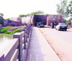 Overloaded trolleys block traffic at Jandali Bridge near Ahmedgarh on Wednesday.