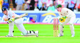Kevin Pietersen (L) sweeps the ball past Australias Brad Haddin on the first day of the first Ashes Test match