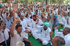 Members of the Arhtiya Association staging protest in Bathinda on Thursday.