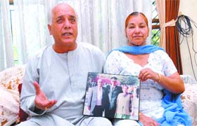 Sudarshan and Rama Khindria with the picture of their son Lieut Sachin Khindria